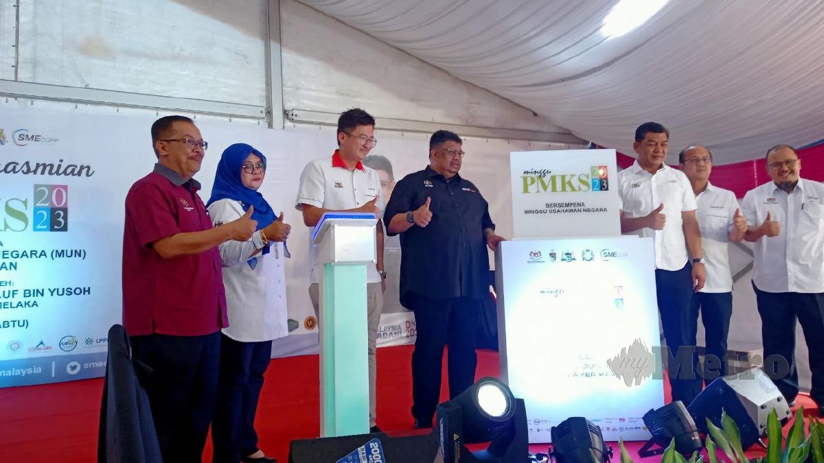  Datuk Seri Ab Rauf Yusoh merasmikan Karnival Minggu Perusahaan Mikro, Kecil dan Sederhana (PMKS) Peringkat Zon Selatan 2023. FOTO Meor Riduwan Meor Ahmad