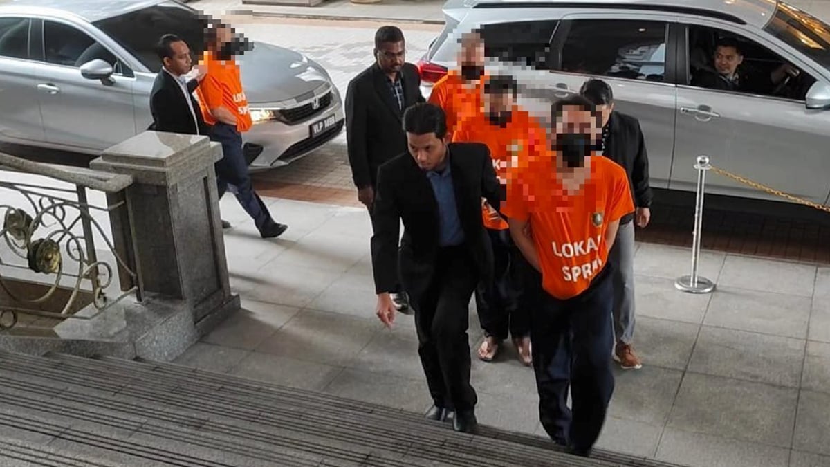 Bekas Setiausaha Politik kepada bekas menteri bersama tiga ahli perniagaan ditahan Suruhanjaya Pencegahan Rasuah Malaysia (SPRM) selepas disyaki menerima suapan dari syarikat dan kontraktor yang mendapat tender kementerian. FOTO Ihsan SPRM
