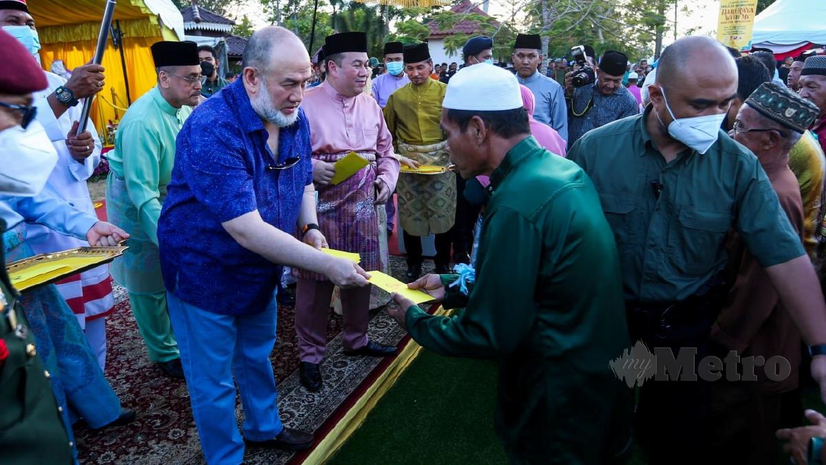 Sultan Kelantan Sultan Muhammad V di Majlis Pengurniaan sumbangan Hari Raya kepada 150 orang asnaf di Taman Kemahkotaan, Tumpat. FOTO NIK ABDULLAH NIK OMAR