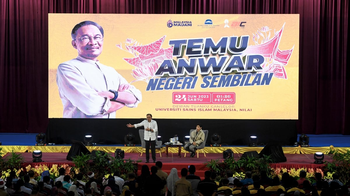 ANWAR berucap pada Program Temu Anwar Negeri Sembilan di Universiti Sains Islam Malaysia (USIM) di sini, hari ini. FOTO BERNAMA