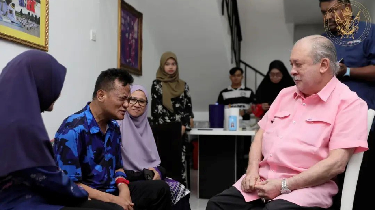SULTAN Johor, Sultan Ibrahim Sultan Iskandar mengunjungi pesakit buah pinggang dan hilang penglihatan, Mahadi Pungut di Taman Bukit Tiram di sini hari ini. Gambar Ihsan RPO