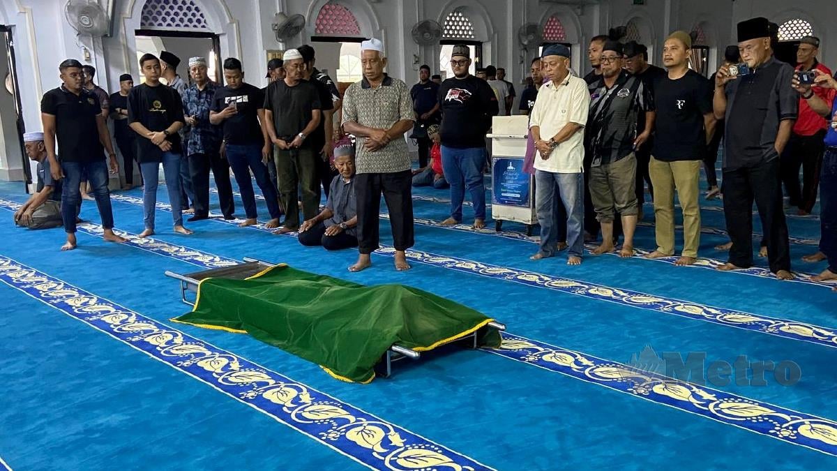 Orang ramai mengadakan solat jenazah ke atas Bella di Masjid Jamek Dato Bentara Luar, di sini. FOTO ALIAS ABD RANI