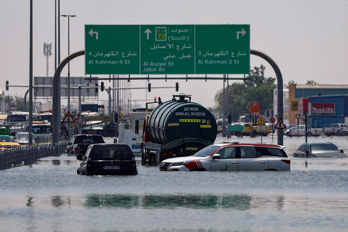 Sebahagian kenderaan yang terperangkap dalam banjir di Dubai. - FOTO Reuters