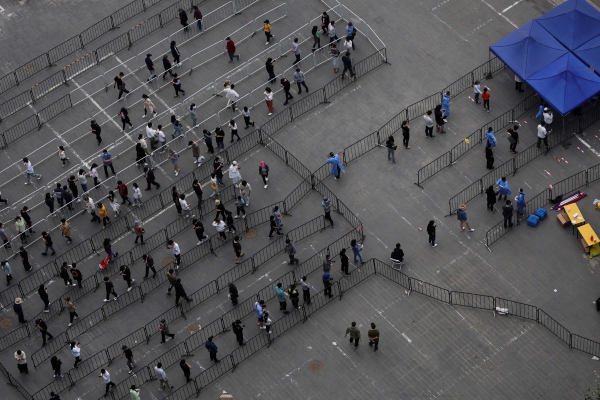 Orang ramai beratur panjang untuk menjalani ujian pengesanan Covid-19 di Beijing, China. - Reuters