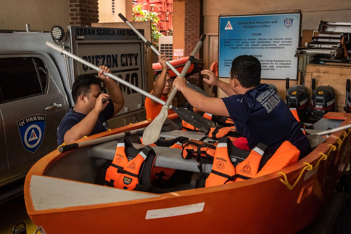 Anggota penyelamat menyiapkan bot bagi menghadapi Taufan Noru di Manila. - FOTO AFP