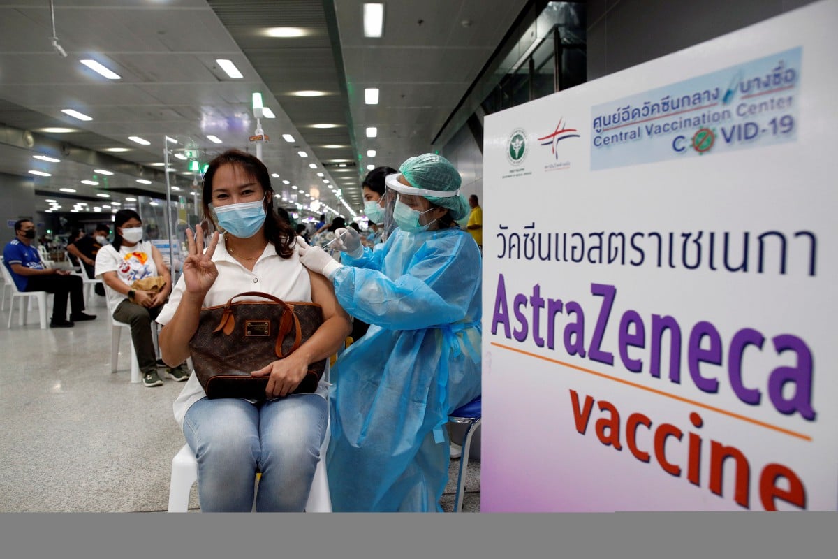 Seorang wanita menerima dos ketiga vaksin Covid-19 di Bangkok, Thailand. - FOTO EPA