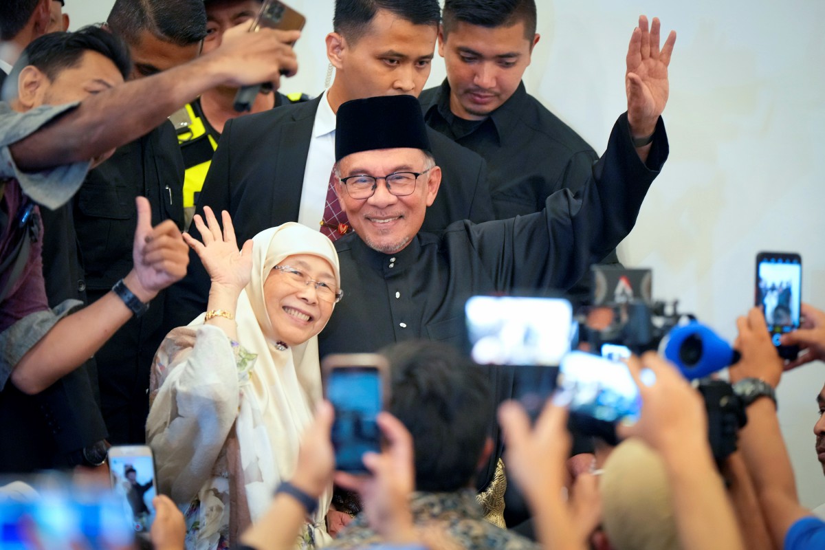 Perdana Menteri, Datuk Seri Anwar Ibrahim dan isteri Datin Seri Wan Azizah. - FOTO AP
