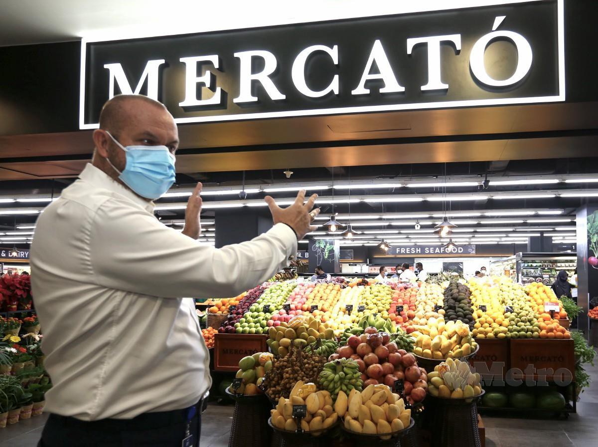 Pengarah Operasi Kedai, Mark Scates melakukan lawatan bersama media ketika pembukaan pasar raya Mercato di Great Eastern Mall, Jalan Ampang. FOTO Amirudin Sahib