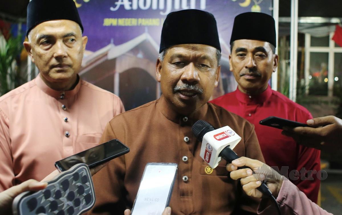 DATUK Abdul Wahab (tengah) ketika sidang media pada Majlis Aidilfitri JBPM Pahang di Balai Bomba dan Penyelamat (BBP) Indera Mahkota. FOTO Farizul Hafiz Awang