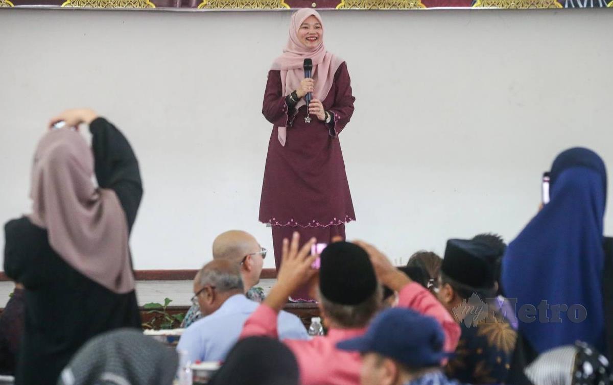 FADHLINA Sidek berucap pada majlis Rumah Terbuka Aidilfitri Parlimen Nibong Tebal di Dewan Dato Haji Ahmad Salleh, Permatang Keling di sini. FOTO Danial Saad