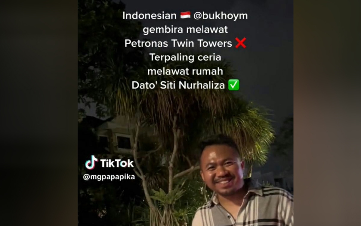 Peminat warga Indonesia teruja berada di hadapan rumah Siti