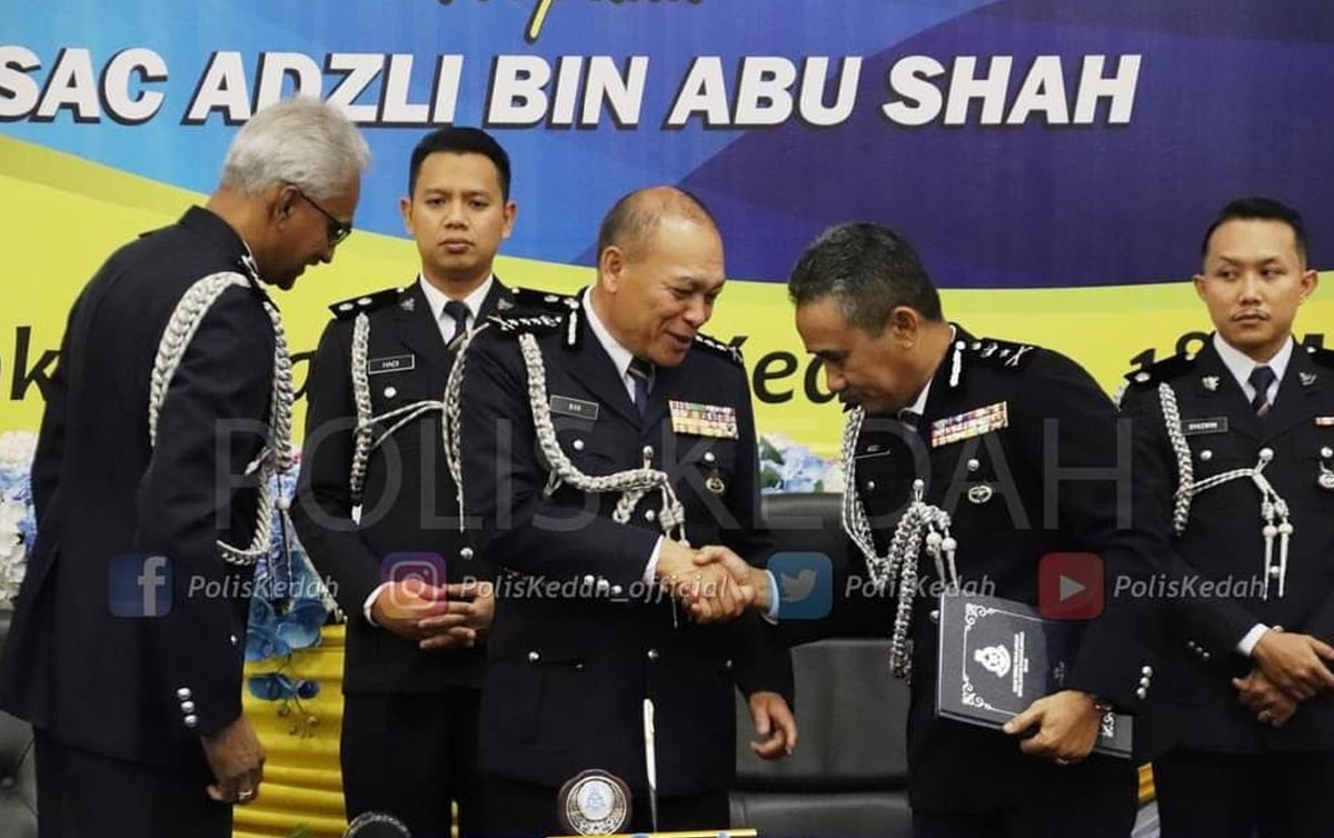 SAC Adzli Abu Shah (dua dari kanan) bersalaman dengan  Datuk Wan Hassan Wan Ahmad selepas majlis serah terima tugas. FOTO ihsan PDRM