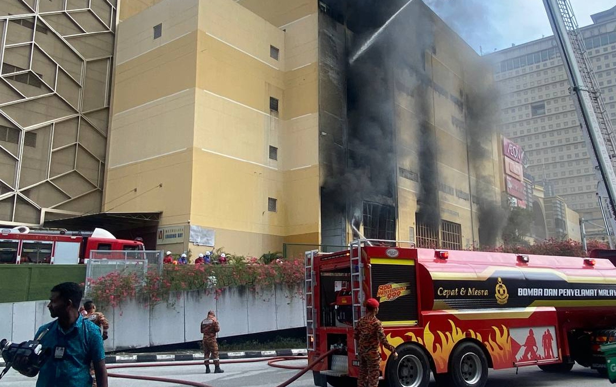 BILIK pencawang di pusat beli-belah terkemuka di ibu negara terbakar hari ini. 