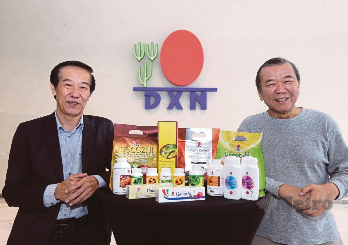 DATUK Lim Siow Jin (kanan) menunjukkan produk terbaru di pasaran utama Bursa Malaysia di DXN Holding Berhad, Cyberjaya. FOTO Amirudin Sahib