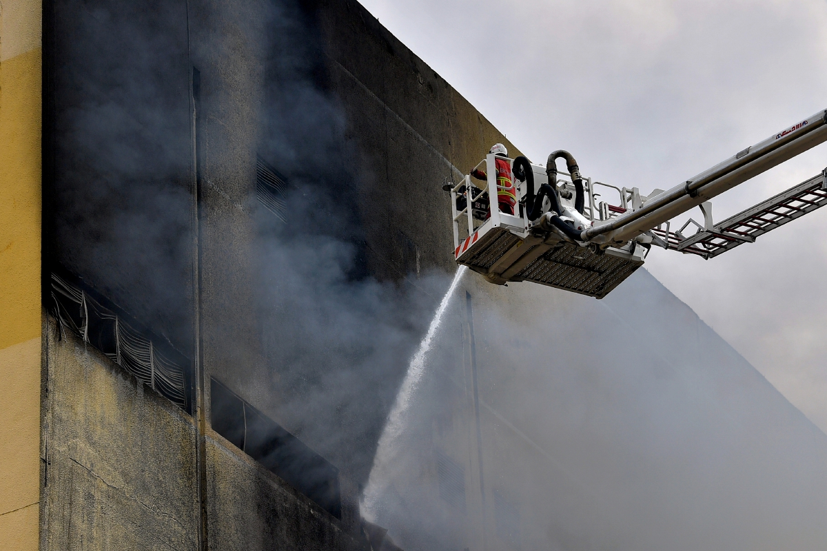 ANGGOTA bomba dan penyelamat memadam kebakaran di pusat membeli-belah Mid Valley Megamall, semalam. FOTO Bernama