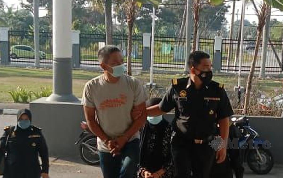 MOHD Sobri dan isterinya, Massuati dituduh di Mahkamah Majistret Seri Manjung atas pertuduhan menipu urus niaga baju kurung.  FOTO Muhammad Lokman Khairi