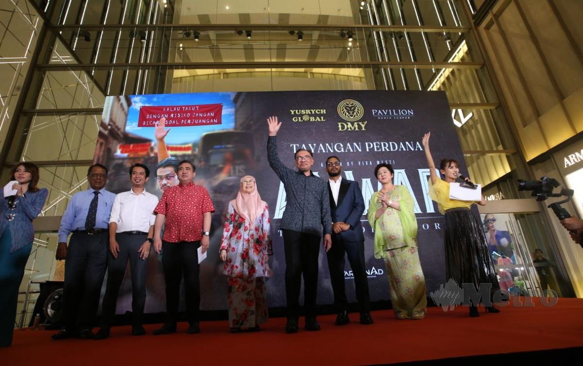 ANWAR Ibrahim tiba di Tayangan Perdana Anwar The Untold Story di Dadi Xinema Pavilion Kuala Lumpur. FOTO Eizairi Shamsudin