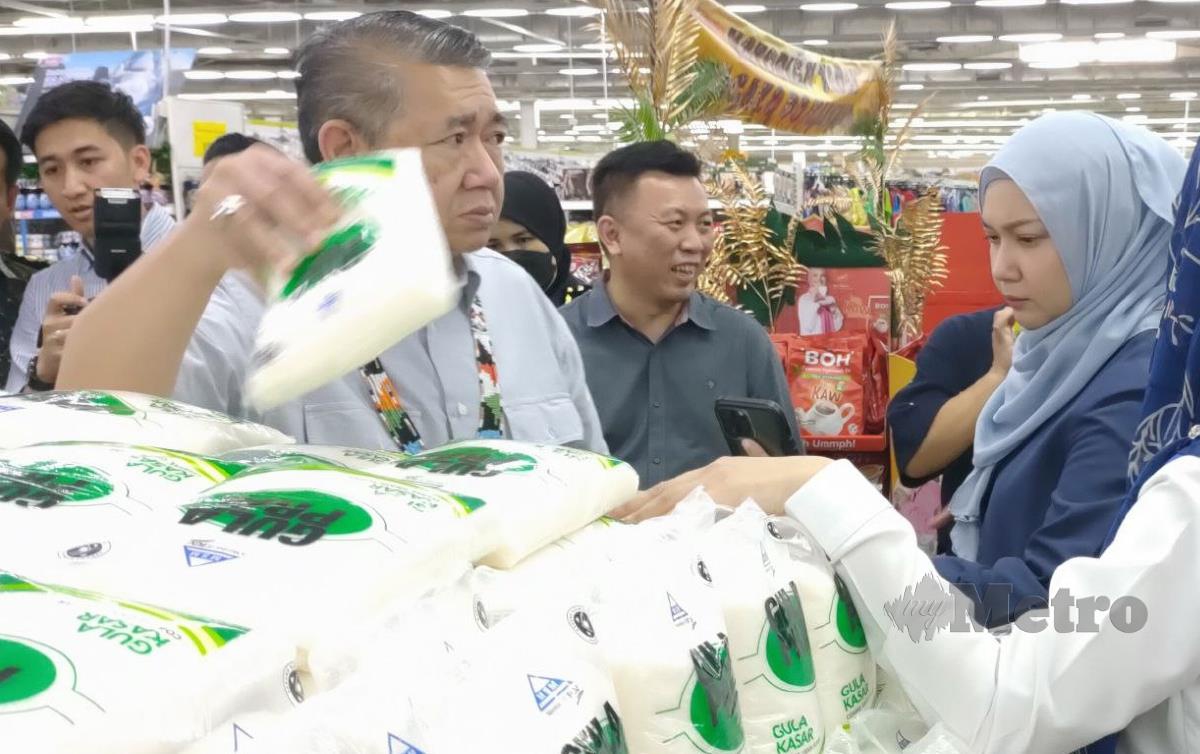 SALAHUDDIN Ayub meninjau bekalan meninjau bekalan gula putih  pada pelancaran SHMMP Pesta Kaamatan, di Pasaraya Bataras, Kolombong, Kota Kinabalu. FOTO Izwan Abdullah