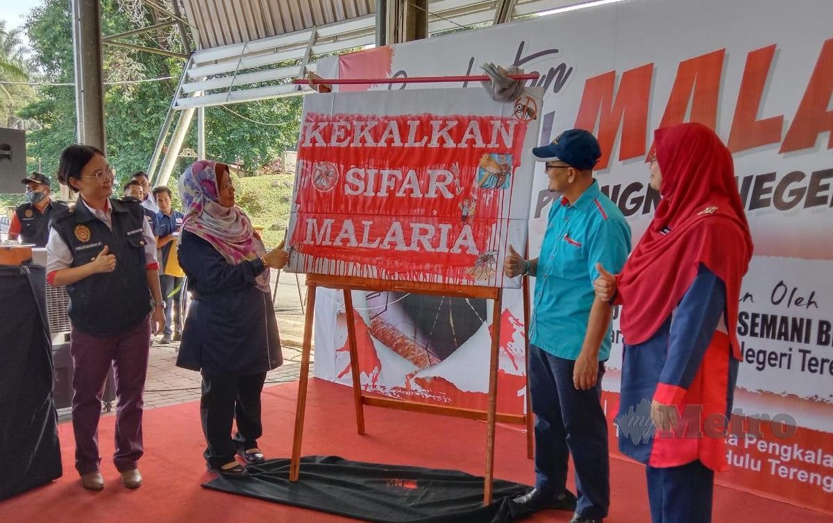 Datuk Kasemani Embong, melawat tapak pameran di Majlis Sambutan Hari Malaria Sedunia Peringkat Negeri Terengganu, di Pengkalan Gawi, Tasik Kenyir. FOTO Nazdy Harun