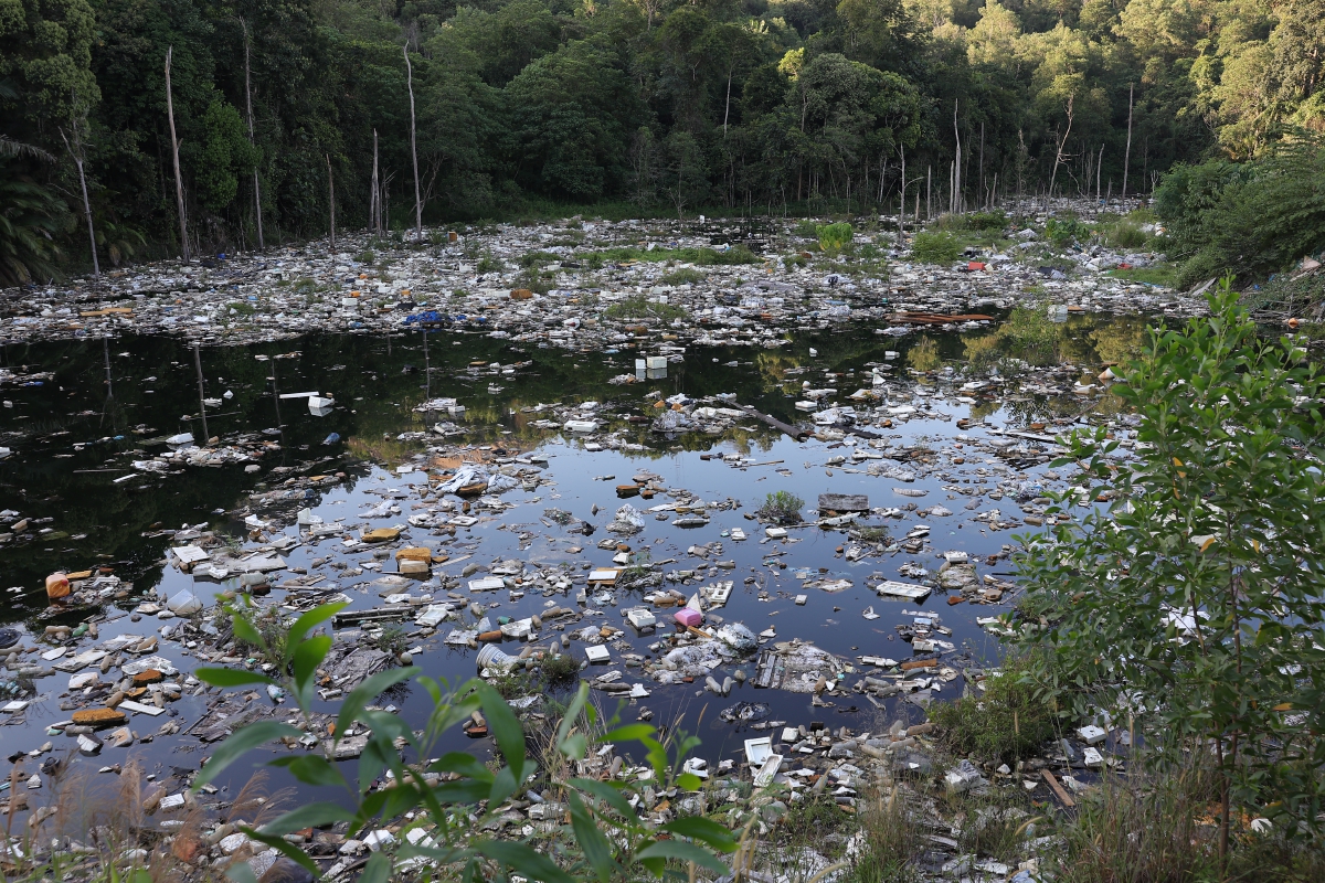 SEBUAH tasik bekas kuari yang dipanggil tasik 'Black Lake' dikesan dijadikan tapak pembuangan sampah secara haram. FOTO Bernama