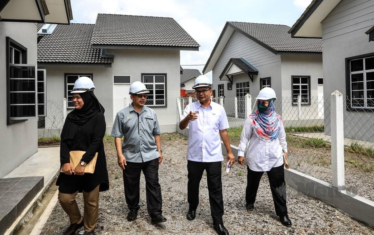 AKMAL (dua, kanan) meninjau projek perumahan semasa melakukan lawatan kerja ke tapak projek perumahan. FOTO Ghazali Kori