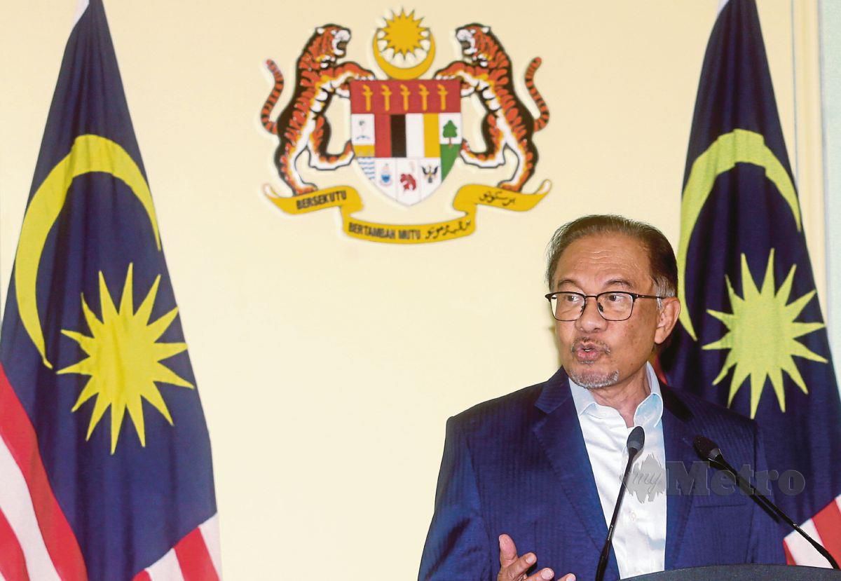 ANWAR Ibrahim ketika sidang media selepas mempengerusikan Mesyuarat Majlis Tindakan Ekonomi Negara (MTEN) di Putrajaya. FOTO Mohd Fadli Hamzah
