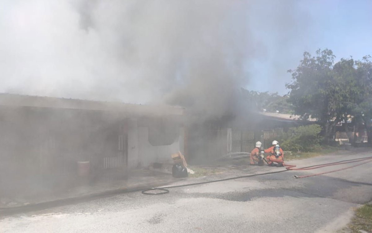 ANGGOTA bomba memadamkan kebakaran melibatkan empat buah rumah teres di RPA Kampung Makmur. FOTO ihsan BOMBA