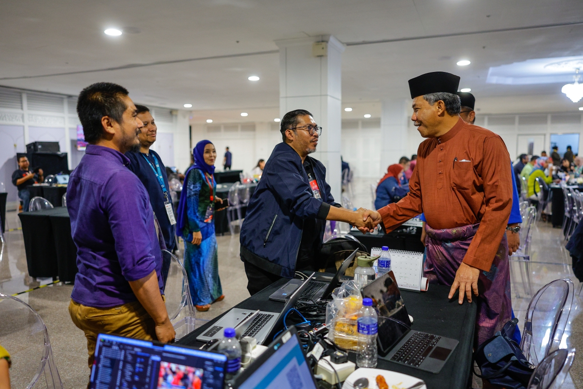 HASAN beramah mesra bersama para petugas media Pertubuhan Berita Nasional Malaysia (Bernama). FOTO Bernama