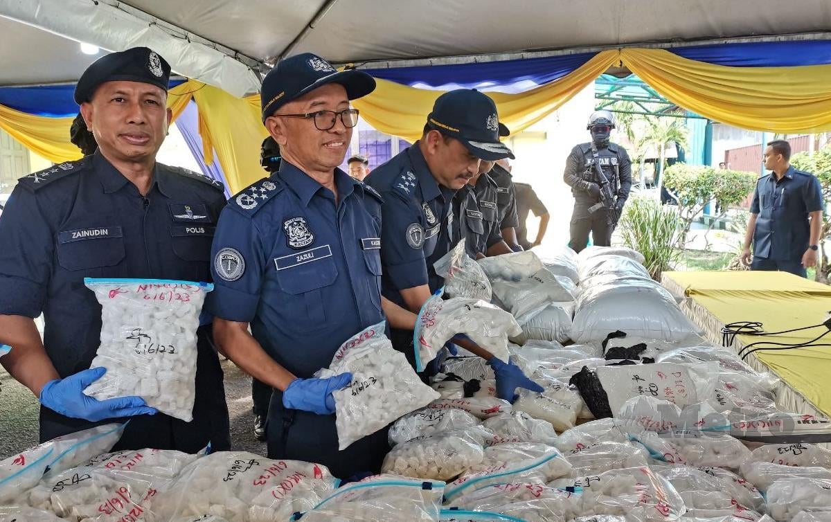 DATUK Zazuli Johan menunjukkan dadah yang dirampas hasil tiga serbuan di Pelabuhan Klang dan KLIA pada 4 serta 6 Jun lalu. FOTO Ahmad Hasbi