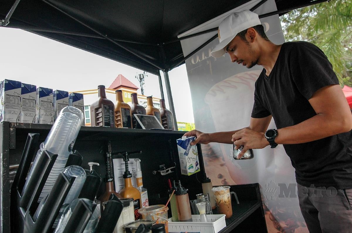 BENAZZI Fauzi yang menjalankan perniagaan menjual kopi di Seksyen 7, Bandar Baru Bangi. FOTO Aizuddin Saad