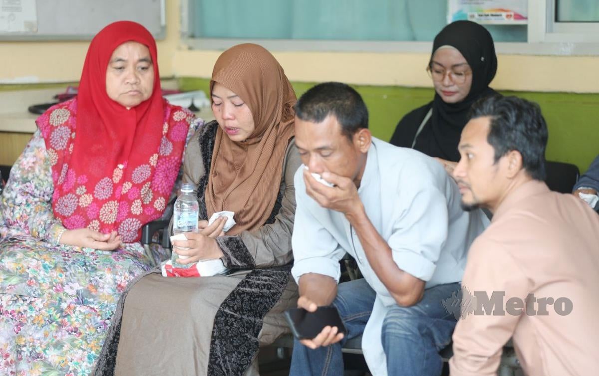 KHAIRUL Hisyam Derahman (tengah) dan isterinya, Nur Baizura Mustaffa sedih selepas kehilangan tiga anak serentak. FOTO Mohd Rafi Mamat