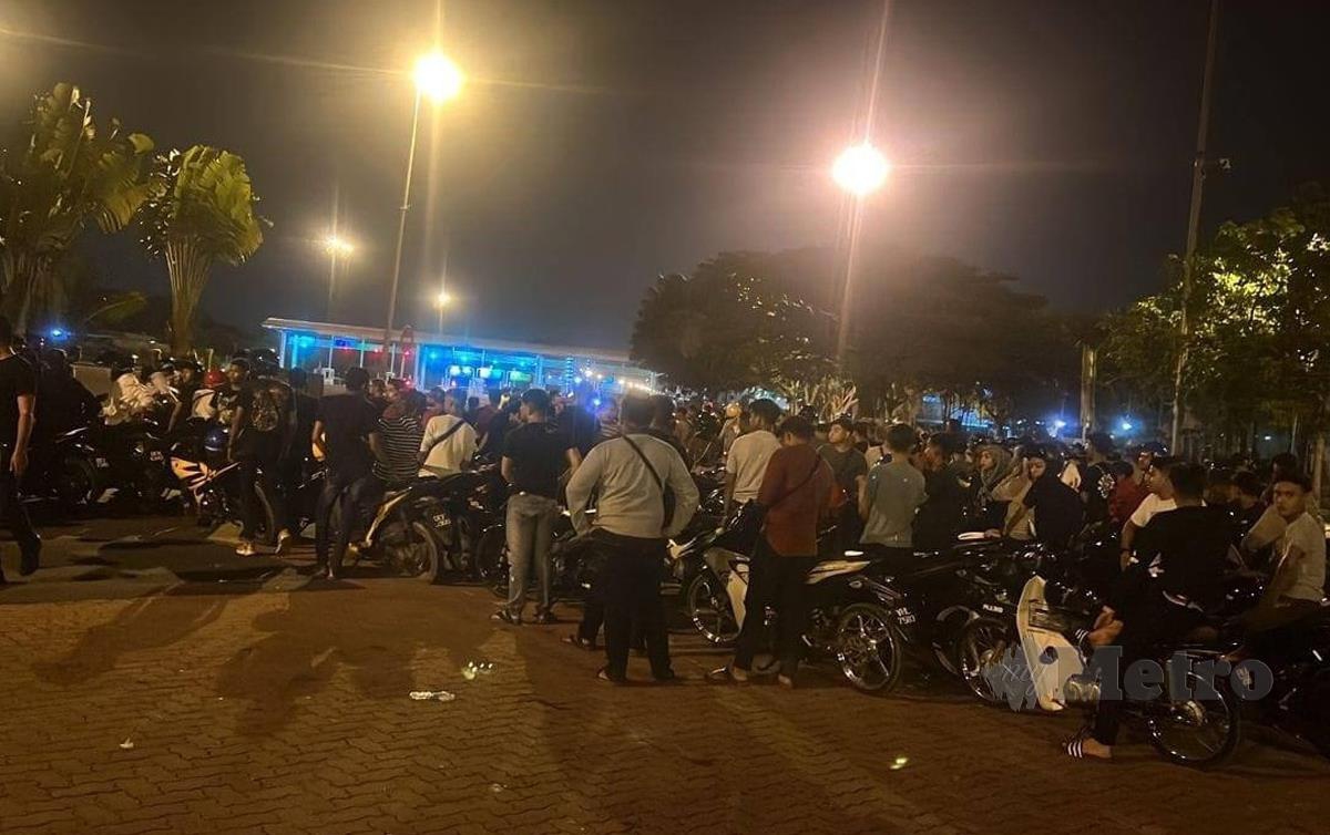 POLIS memeriksa lebih 200 motosikal ketika mengadakan Op Samseng Jalanan di kawasan Hentian Rehat dan Rawat  (R&R), Lebuhraya Lingkaran Luar Butterworth. FOTO ihsan PDRM
