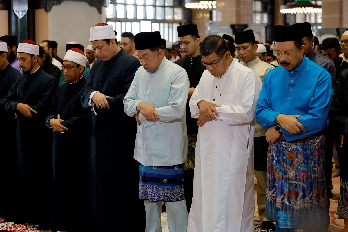 ANWAR Ibrahim menunaikan solat sunat Aidiladha di Masjid Putra hari ini. FOTO Bernama