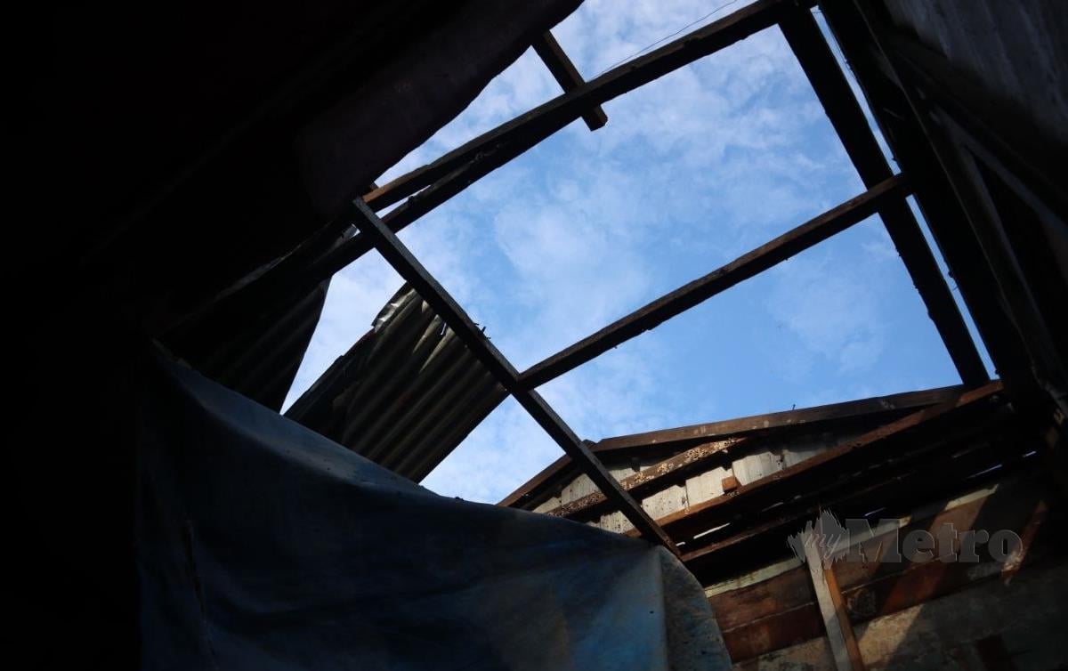ENAM buah rumah di Sungai Manik terjejas apabila atap rumah diterbangkan ribut petang semalam. FOTO Muhamad Lokman Khairi