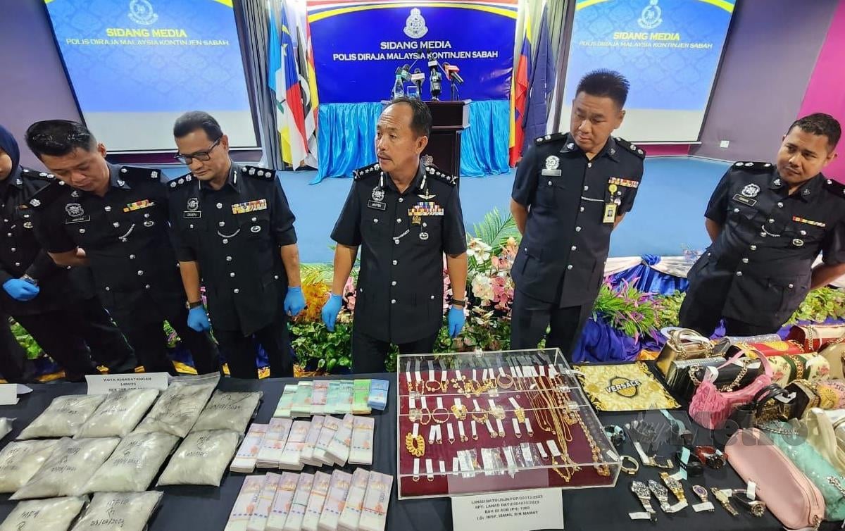 JAUTEH menunjukkan dadah syabu dan wang tunai yang dirampas selepas berjaya menahan lima pengedar dadah di lima daerah di Sabah. FOTO Juwan Riduan
