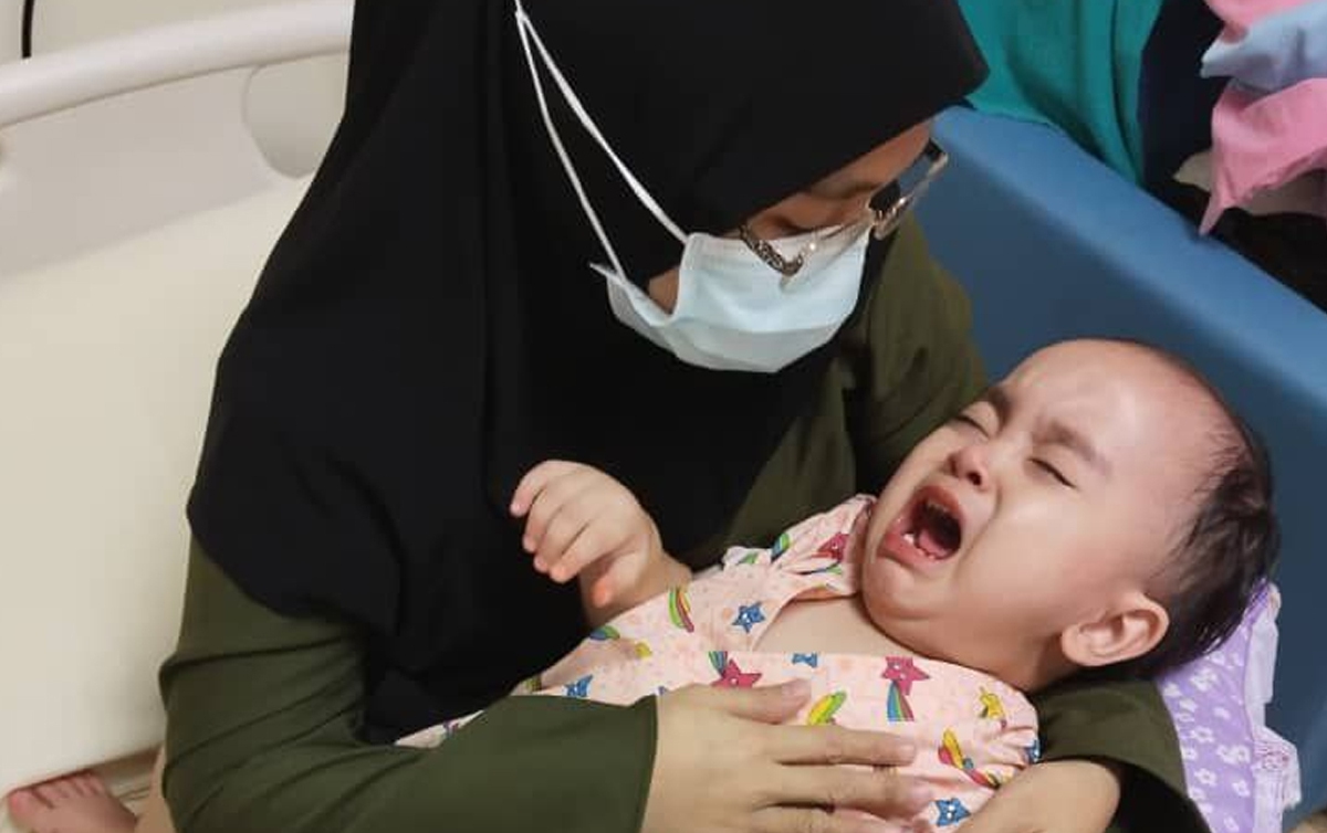 FITRI bersama bayinya, Muhammad Anaqi Fayyadh yang menderita ketumbuhan otak. FOTO ihsan NUR FITRI