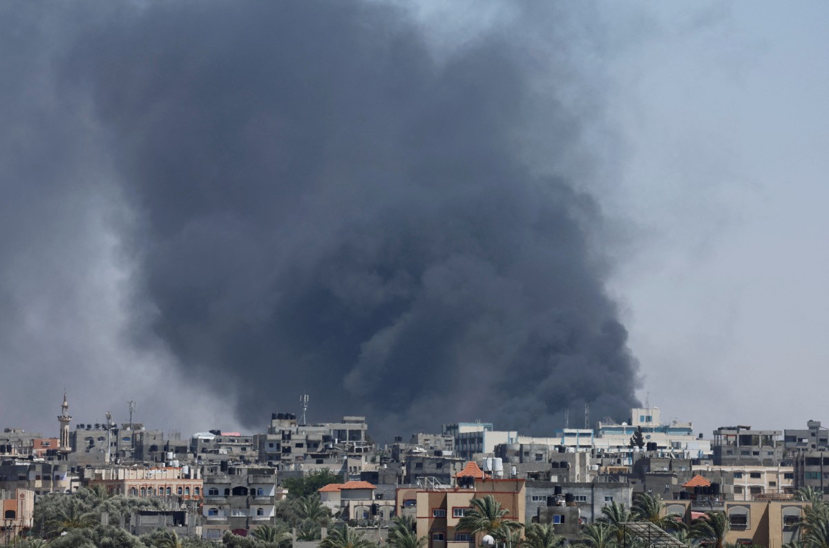 Asap semasa serangan udara Israel di Rafah, di selatan Semenanjung Gaza, 24 Mei 2024. FOTO REUTERS/Mohammed Salem