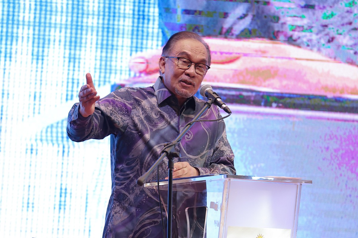 Perdana Menteri Datuk Seri Anwar Ibrahim ketika berucap pada Majlis Konvensyen MADANI di sebuah hotel hari ini. FOTO BERNAMA