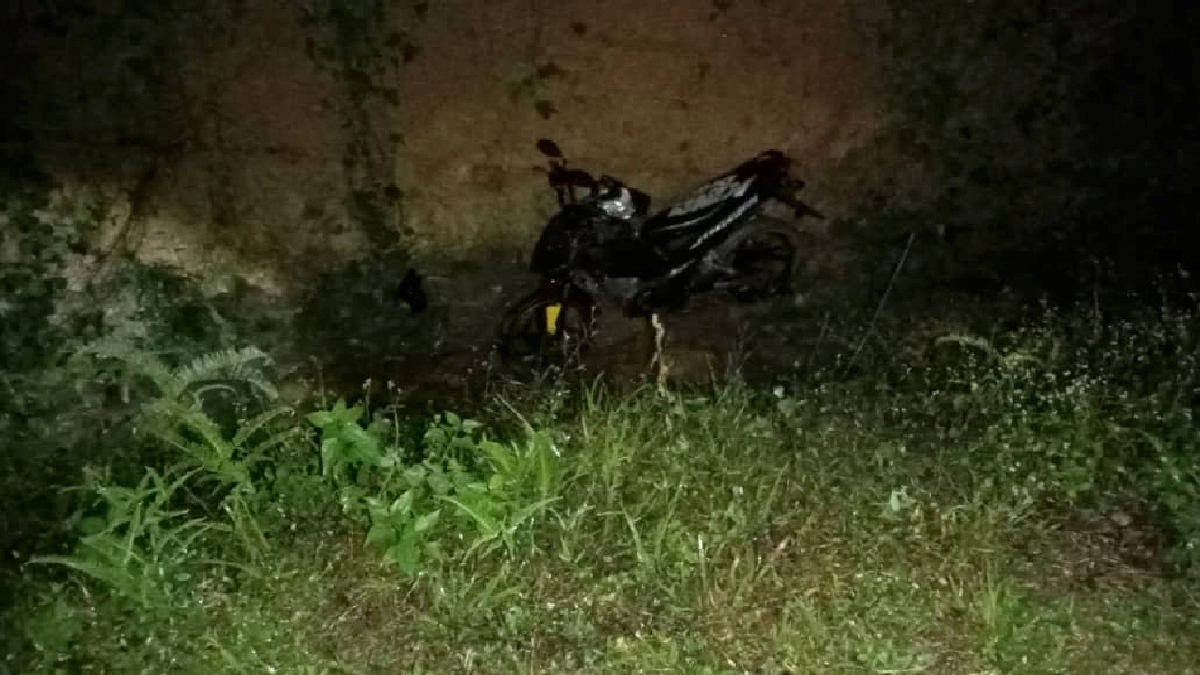 KEADAAN motosikal mangsa yang ditemukan dalam parit. FOTO Ihsan Bomba