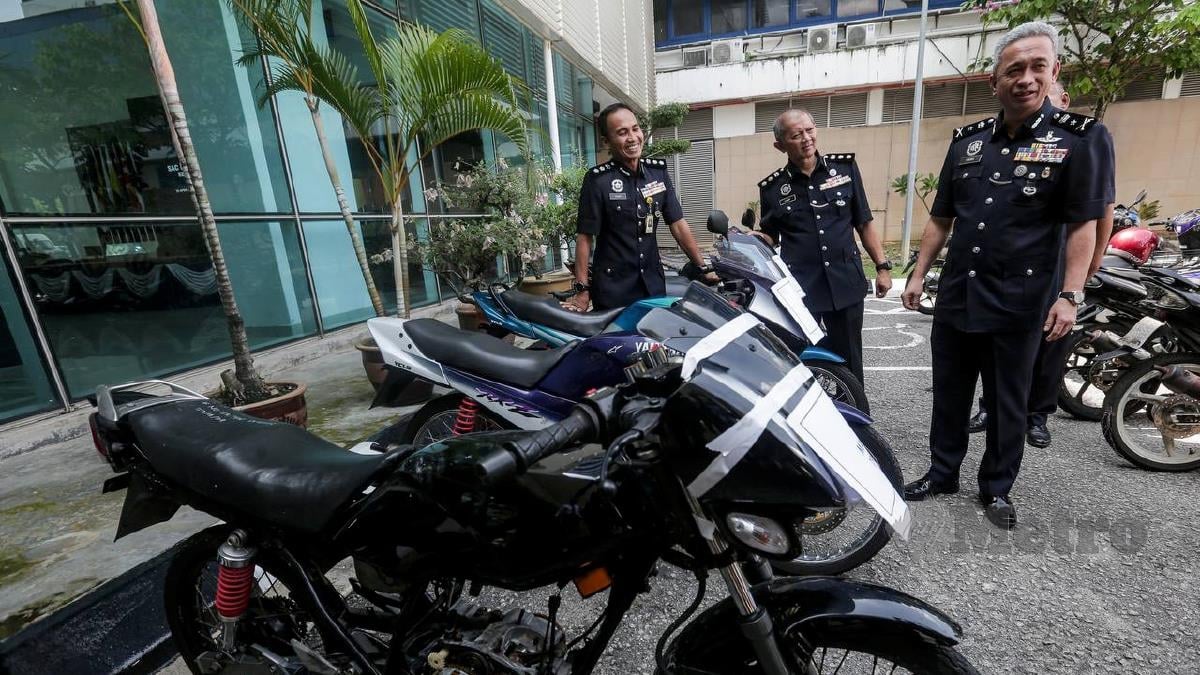 Datuk Habibi Majinji bersama pegawainya menunjukkan motorsikal pelbagai jenis yang dirampas pada sidang media tangkapan dan rampasan ops lejang geng Bean Keramat di IPK Kuala Lumpur. FOTO HAZREEN MOHAMAD