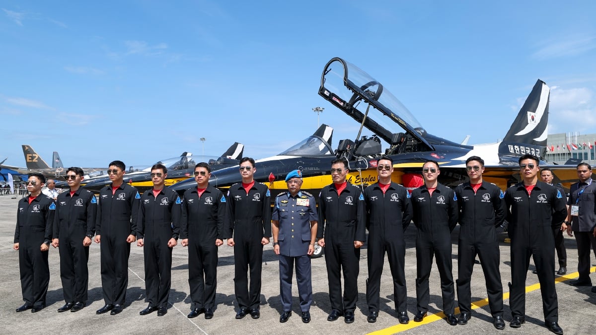 Al-Sultan Abdullah Ri’ayatuddin Al-Mustafa Billah Shah berkenan bergambar bersama juruterbang pesawat jenis KAI T-50B Black Eagle milik Tentera Udara Korea Selatan. FOTO BERNAMA