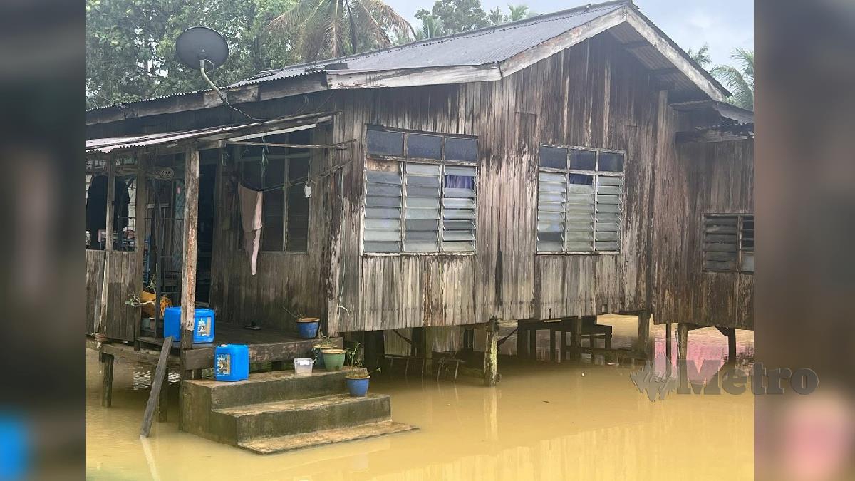  Keadaan banjir di Kampung Buloh yang dinaiki air. FOTO ZATUL IFFAH ZOLKIPLY