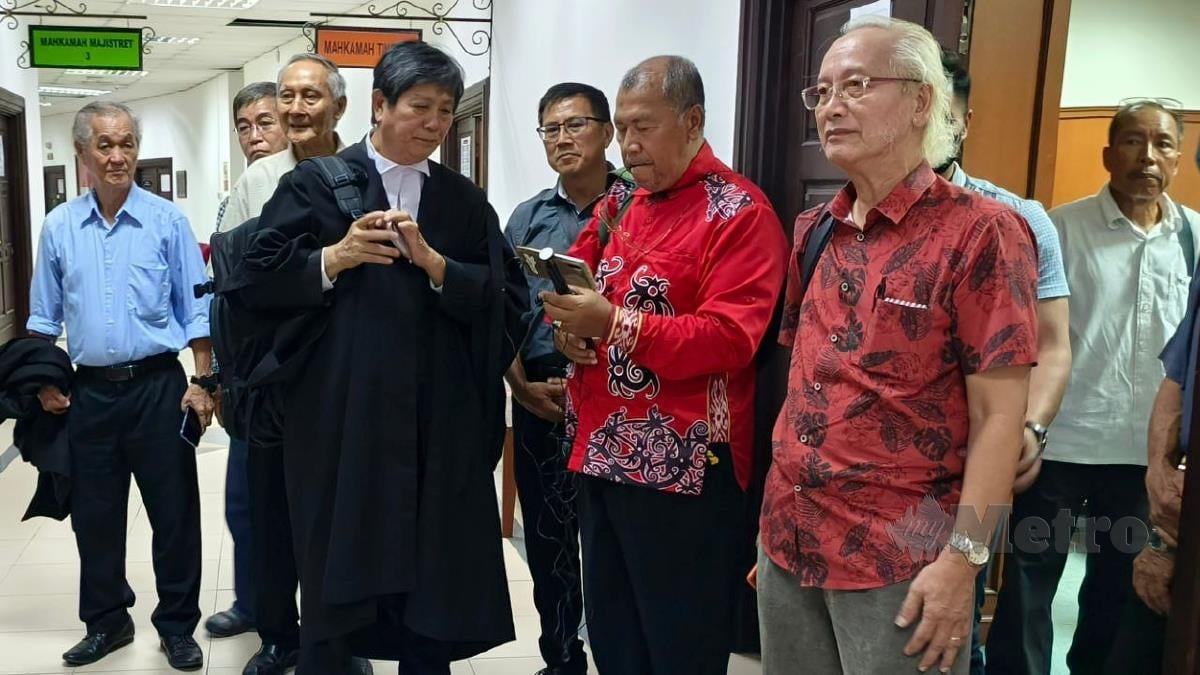 Voon Lee Shan (berjubah) bersama sebahagian plaintif selepas Hakim Mahkamah Tinggi menolak saman mereka untuk mengisytihar MA63 tidak sah. FOTO NADIM BOKHARI