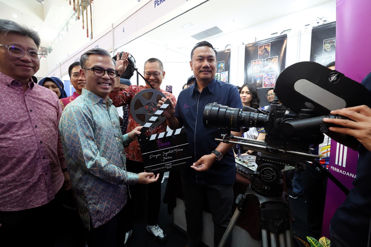 Menteri Komunikasi Fahmi Fadzil melawat pameran peralatan kamera lama melihat pada  perasmian Pameran HAWANA 2024 sempena Hari Wartawan Nasional (HAWANA) hari ini. FOTO BERNAMA