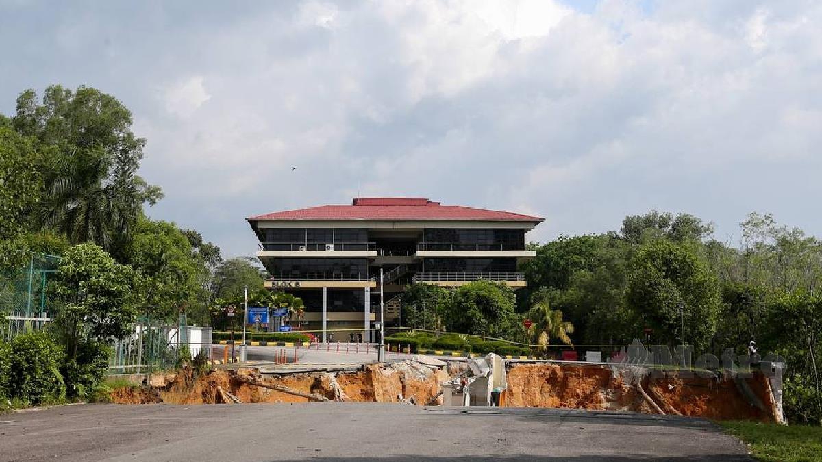 Keadaan kejadian tanah runtuh di bangunan Akademi Pencegahan Rasuah Malaysia, Jalan Duta. FOTO ASWADI ALIAS.