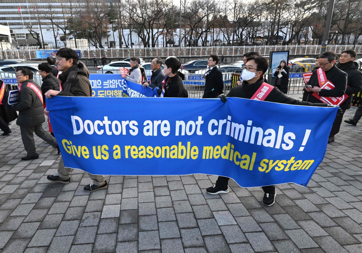 Sebahagian doktor yang menyertai protes bagi membantah keputusan kerajaan Korea Selatan untuk menambah jumlah pengambilan pelajar perubatan baharu. - FOTO AFP