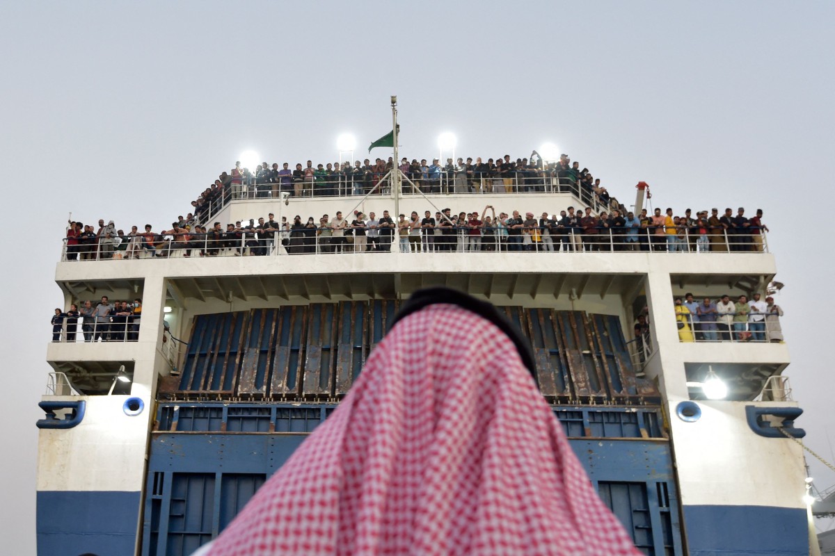 Kapal yang membawa kira-kira 1,687 orang awam dari lebih 50 negara meninggalkan Sudan kini tiba di Jeddah. - FOTO AFP