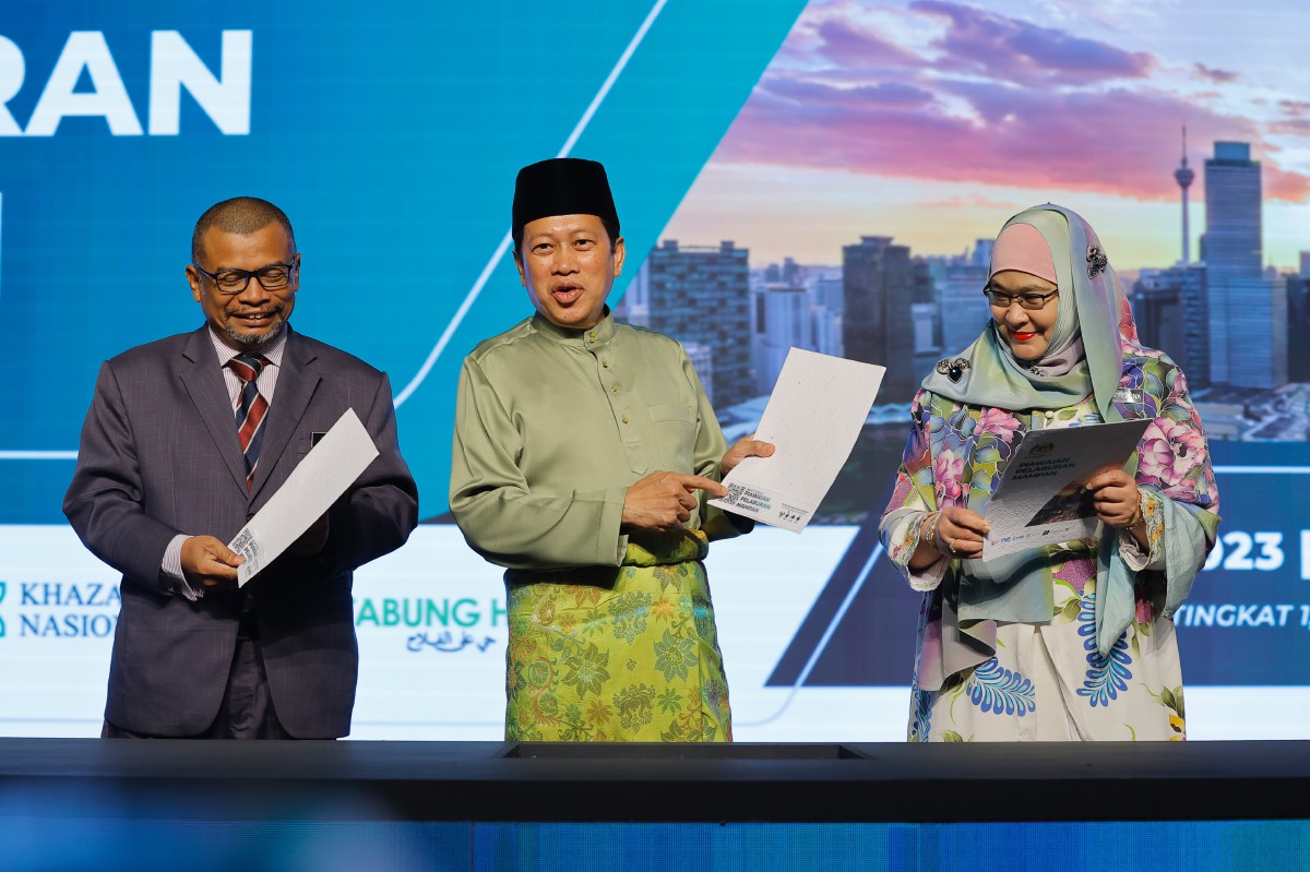 Timbalan Menteri Kewangan I Datuk Seri Ahmad Maslan (tengah) melancarkan Dokumen Piawaian Pelaburan Mampan (SIS) di Kementerian Kewangan. - FOTO BERNAMA