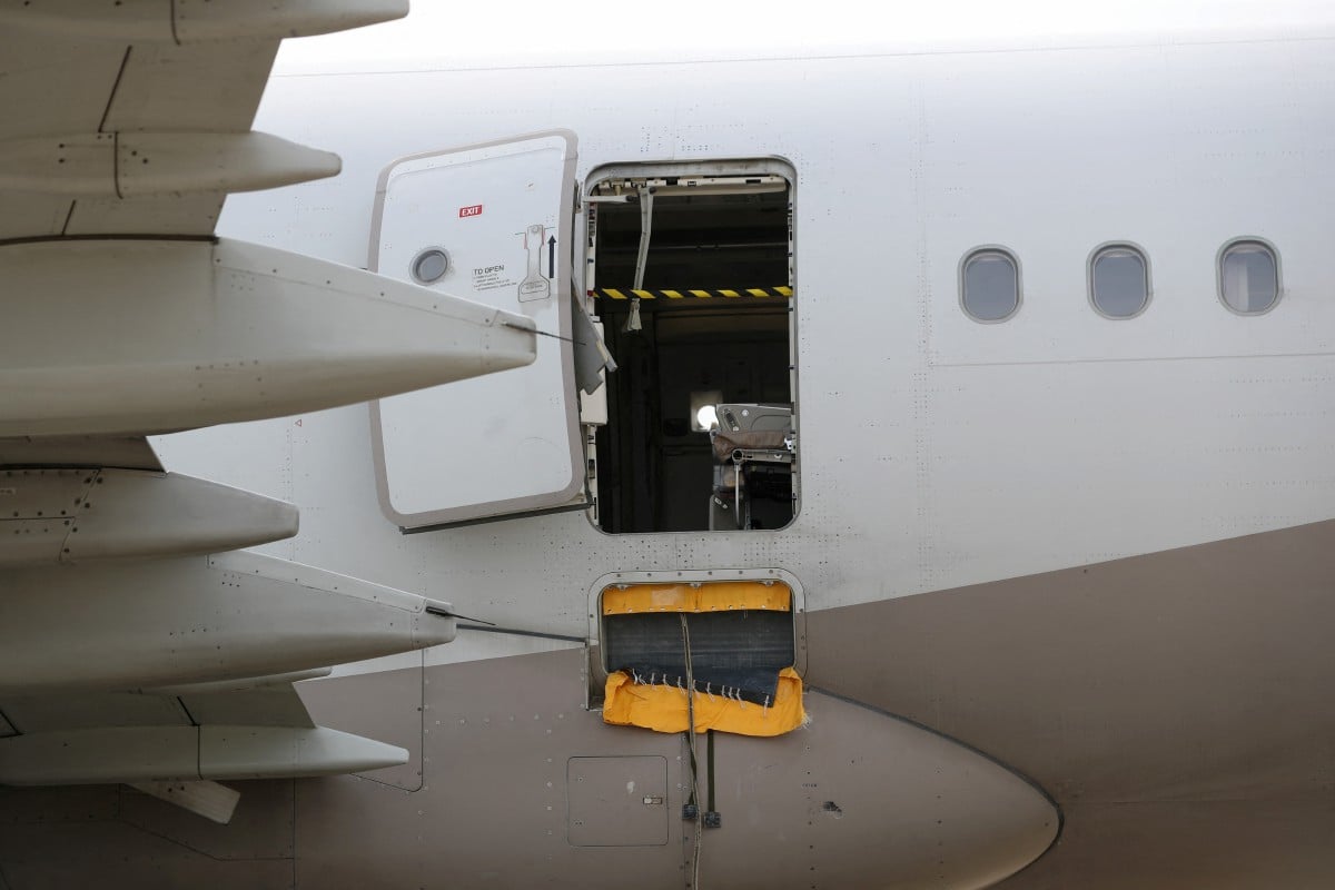 Pintu pesawat Asiana Airlines yang dibuka penumpang. - FOTO Reuters/Yonhap
