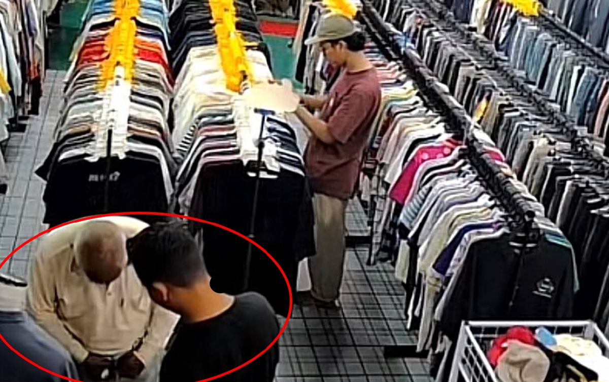 TANGKAP layar video rakaman CCTV menunjukkan Mohamad Zakiran membantu warga emas lelaki mencuba pakaian di kedai pakaian  terpakai miliknya. FOTO Tangkap Layar TikTok Mohamad Zakiran Mohd Zaki